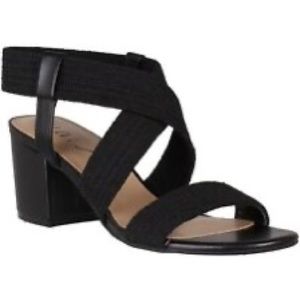 Unisa Elzie Sandal. 6M. New in Box